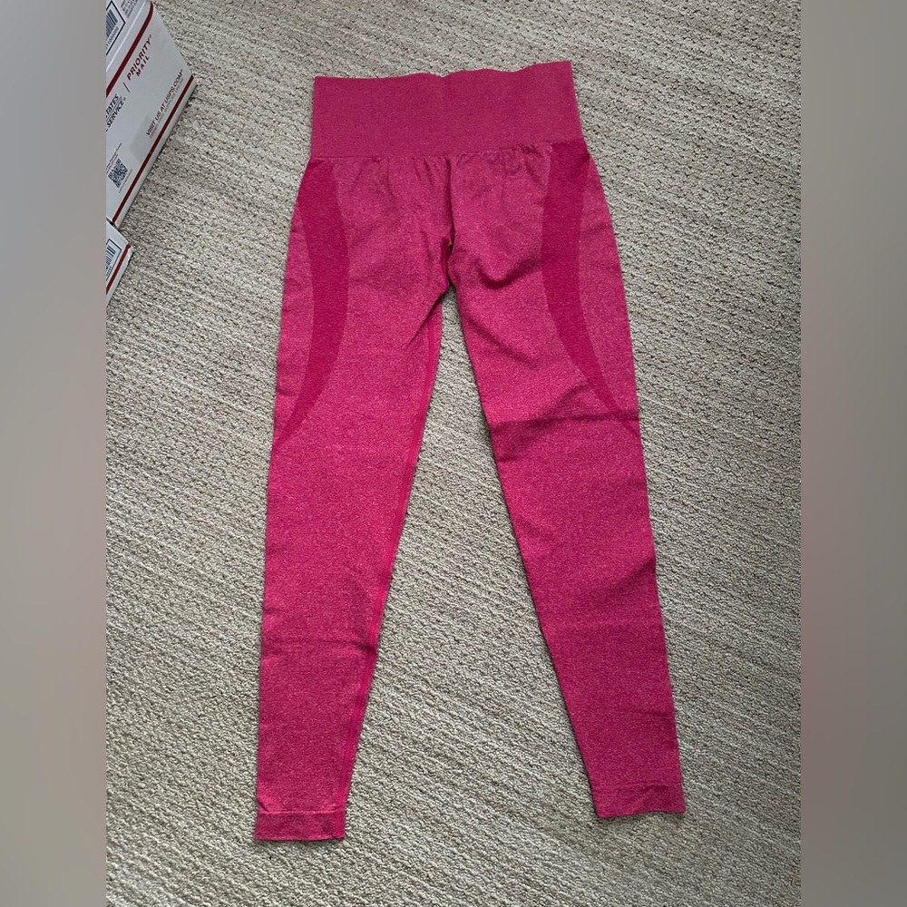 #240 Women's Unbranded Leggings in Fuchsia Pink Size Medium.